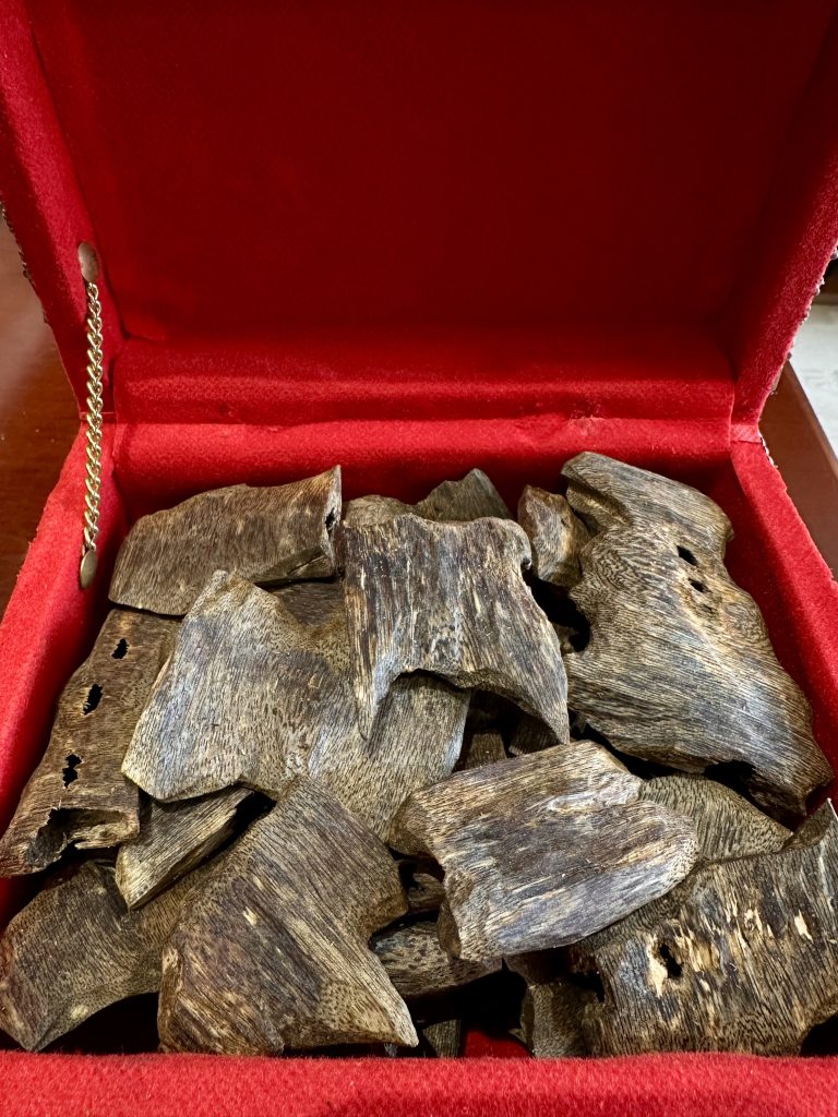 Double Chinese Oud – Incense Burner Chips